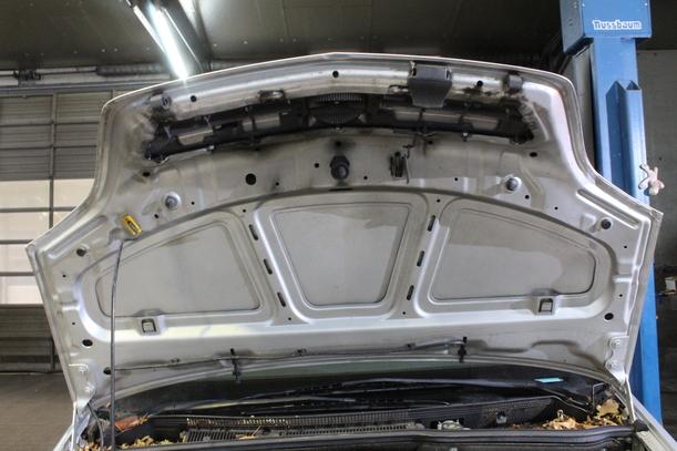 Foto: MOTORHAUBE eines Opel Meriva 1.6 16V SX