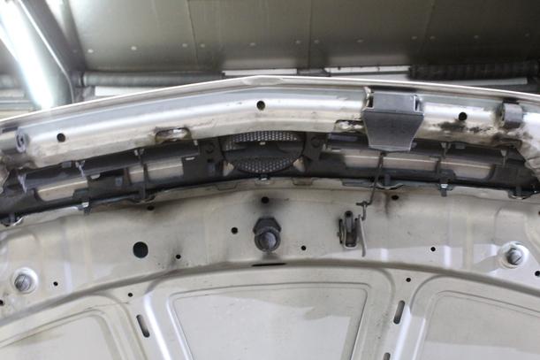 Foto: MOTORHAUBE eines Opel Meriva 1.6 16V SX