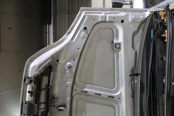 Foto: MOTORHAUBE eines Opel Meriva 1.6 16V SX