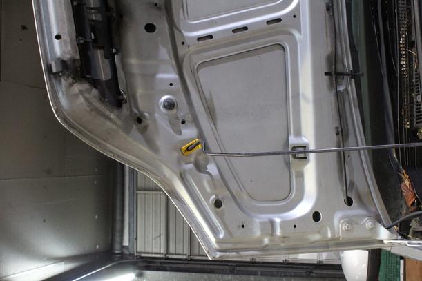 Foto: MOTORHAUBE eines Opel Meriva 1.6 16V SX