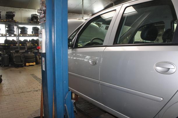 Foto: TÜR VORN LINKS eines Opel Meriva 1.6 16V SX