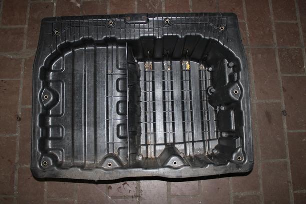 Foto: ABLAGEWANNE GEPÄCKRAUMBODEN eines BMW 320d DPF Touring SX