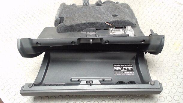 Foto: HANDSCHUHFACH eines Mercedes-Benz B 180 CDI SX