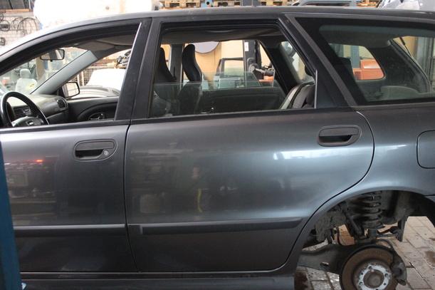 Foto: TÜR HINTEN LINKS eines Volvo V40 1.9 D SX