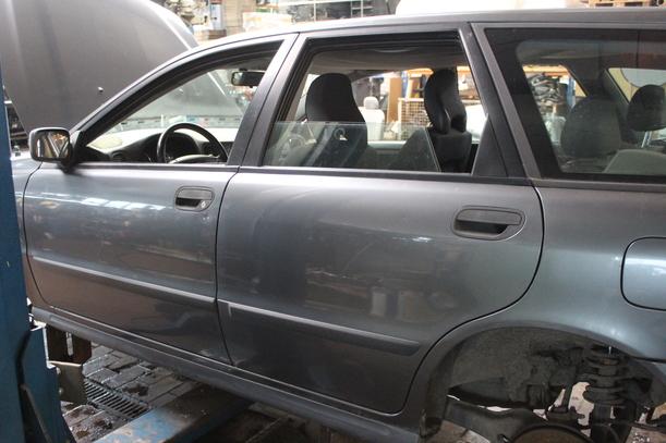 Foto: TÜR HINTEN LINKS eines Volvo V40 1.9 D SX