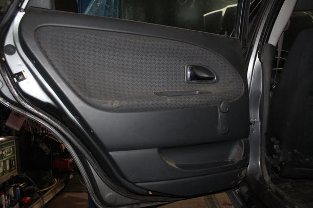 Foto: TÜR HINTEN LINKS eines Volvo V40 1.9 D SX