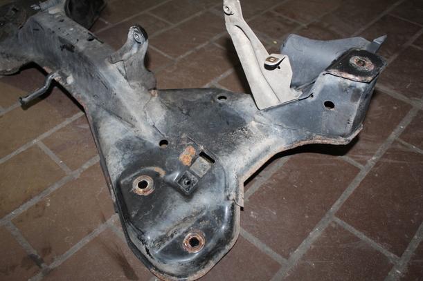 Foto: VORDERACHSTRÄGER / ACHSE VORN eines Volvo V40 1.9 D SX
