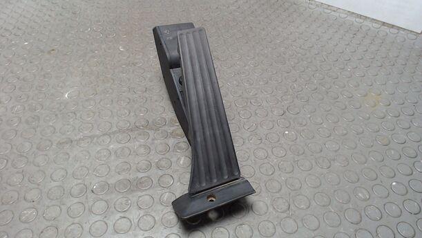 Foto: GASPEDAL ( SCHALTGETRIEBE ) eines BMW 320d DPF Touring GL