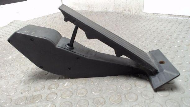Foto: GASPEDAL ( SCHALTGETRIEBE ) eines BMW 320d DPF Touring GL