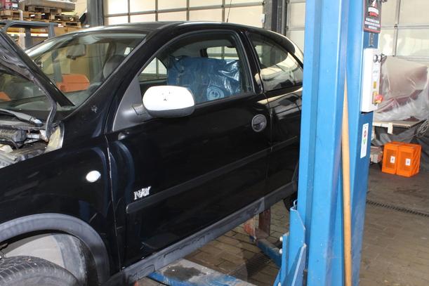 Foto: TÜR LINKS ( 2/3 TÜRER ) eines Opel Corsa 1.0 12V GL