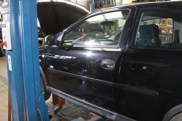 Foto: TÜR LINKS ( 2/3 TÜRER ) eines Opel Corsa 1.0 12V GL