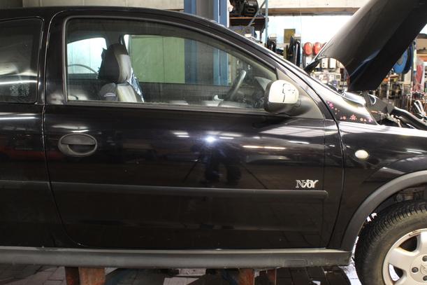 Foto: TÜR RECHTS ( 2/3 TÜRER ) eines Opel Corsa 1.0 12V GL