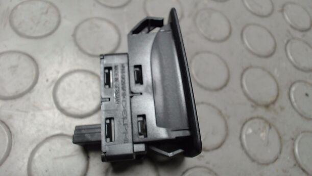 Foto: FENSTERHEBERSCHALTER eines BMW 320d DPF Touring GL