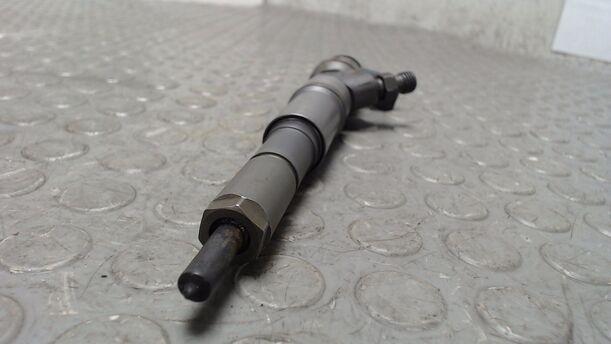 Foto: EINSPRITZDÜSE / EINSPRITZVENTIL / INJEKTOR eines BMW 320d DPF Touring GL