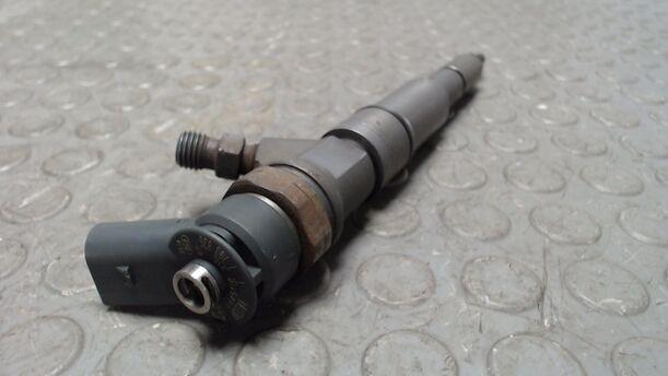 Foto: EINSPRITZDÜSE / EINSPRITZVENTIL / INJEKTOR eines BMW 320d DPF Touring GL