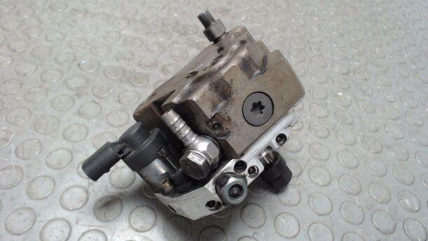 Foto: DIESELEINSPRITZPUMPE / HOCHDRUCKPUMPE eines BMW 320d DPF Touring GL