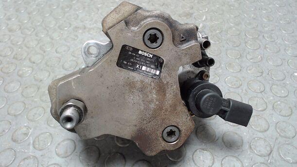 Foto: DIESELEINSPRITZPUMPE / HOCHDRUCKPUMPE eines BMW 320d DPF Touring GL