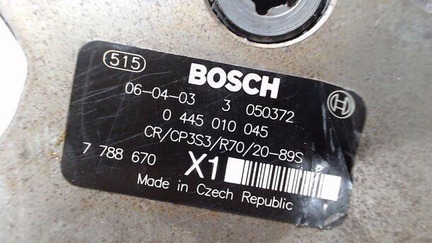Foto: DIESELEINSPRITZPUMPE / HOCHDRUCKPUMPE eines BMW 320d DPF Touring GL