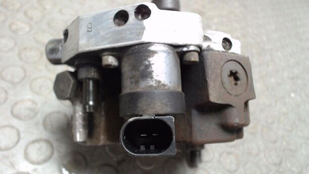 Foto: DIESELEINSPRITZPUMPE / HOCHDRUCKPUMPE eines BMW 320d DPF Touring GL