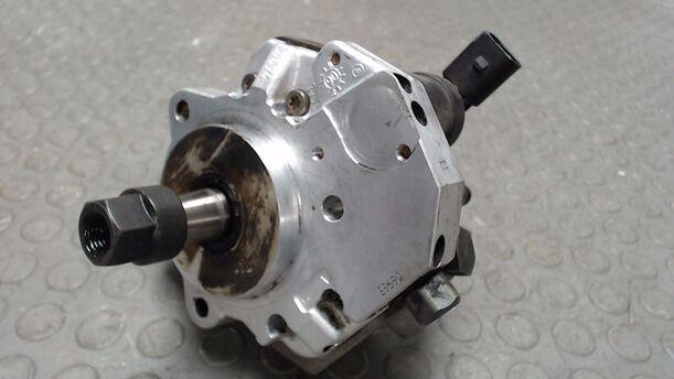 Foto: DIESELEINSPRITZPUMPE / HOCHDRUCKPUMPE eines BMW 320d DPF Touring GL