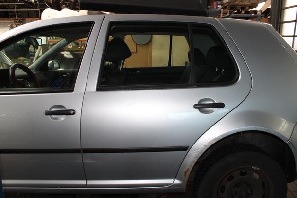 Foto: TÜR HINTEN LINKS ( LIMOUSINE ) eines VW Golf 1.4 GL