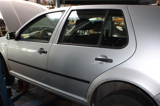 Foto: TÜR HINTEN LINKS ( LIMOUSINE ) eines VW Golf 1.4 GL