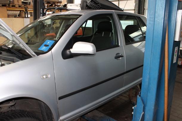 Foto: TÜR VORN LINKS ( 4/5 TÜRER ) eines VW Golf 1.4 GL