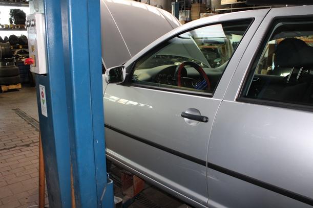 Foto: TÜR VORN LINKS ( 4/5 TÜRER ) eines VW Golf 1.4 GL