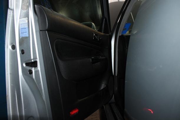 Foto: TÜR VORN LINKS ( 4/5 TÜRER ) eines VW Golf 1.4 GL