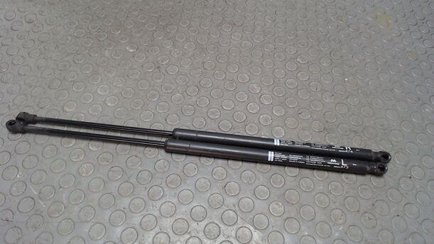 Foto: HECKKLAPPENDÄMPFERPAAR eines Mitsubishi Space Star 1.2 Clear Tec GL