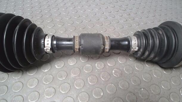 Foto: ANTRIEBSWELLE LINKS ( SCHALTGETRIEBE ) eines Volvo V40 1.9 D GL