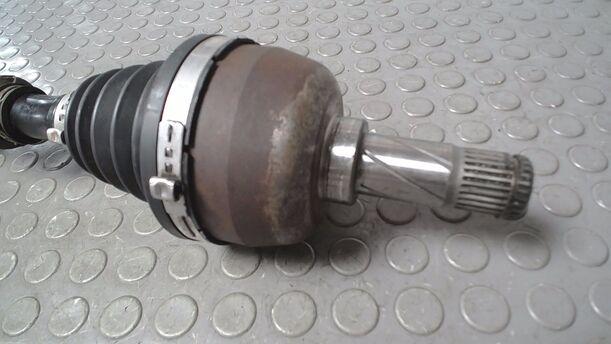 Foto: ANTRIEBSWELLE LINKS ( SCHALTGETRIEBE ) eines Volvo V40 1.9 D GL