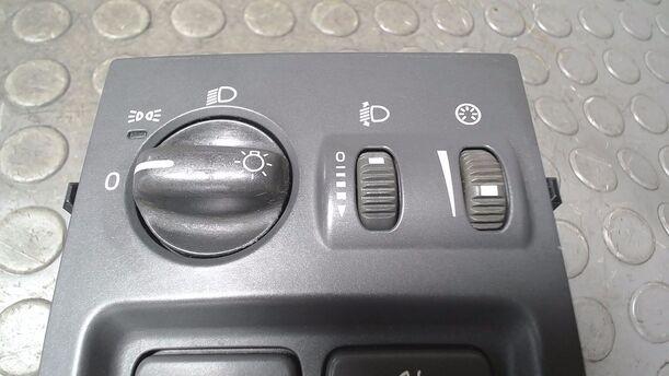 Foto: LICHTSCHALTER ( FACELIFT ) eines Volvo V40 1.9 D GL
