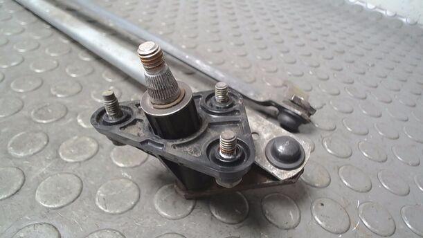Foto: SCHEIBENWISCHERGESTÄNGE VORN eines Volvo V40 1.9 D
