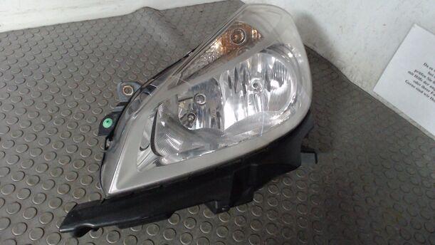 Foto: SCHEINWERFER LINKS eines Renault Clio 1.5 dCi