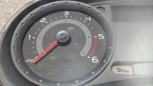 Foto: TACHOEINHEIT / KOMBIINSTRUMENT eines Renault Clio 1.5 dCi