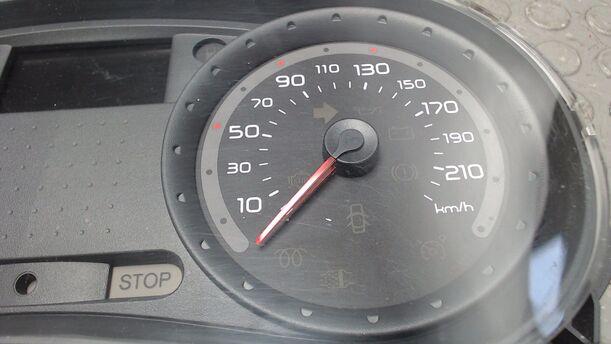 Foto: TACHOEINHEIT / KOMBIINSTRUMENT eines Renault Clio 1.5 dCi