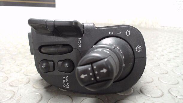 Foto: SCHEIBENWISCHERSCHALTER / MULTIFUNKTIONSSCHALTER eines Renault Clio 1.5 dCi