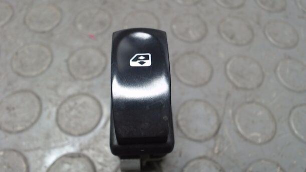 Foto: FENSTERHEBERSCHALTER eines Renault Clio 1.5 dCi