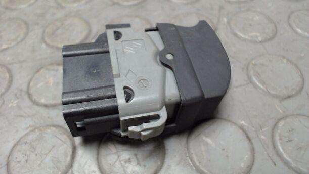 Foto: FENSTERHEBERSCHALTER eines Renault Clio 1.5 dCi