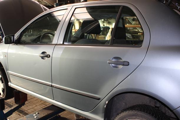 Foto: TÜR HINTEN LINKS ( LIMOUSINE ) eines Skoda Fabia 1.4 16V