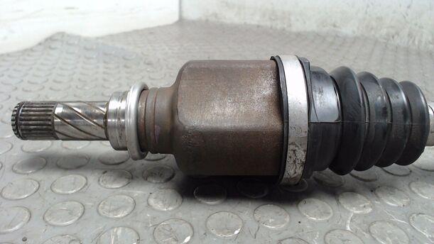Foto: ANTRIEBSWELLE LINKS eines Renault Clio 1.5 dCi