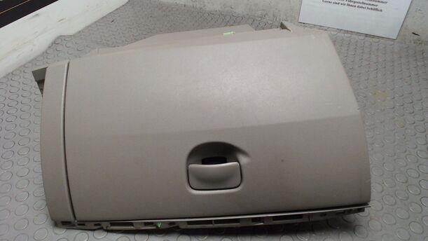 Foto: HANDSCHUHFACH eines Renault Clio 1.5 dCi