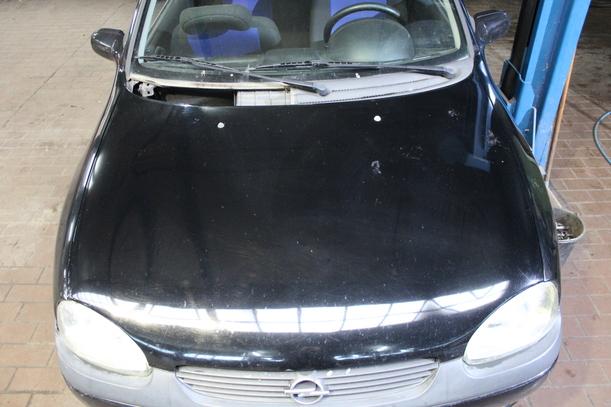 Foto: MOTORHAUBE eines Opel Corsa 16V