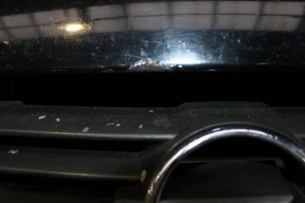 Foto: MOTORHAUBE eines Opel Corsa 16V