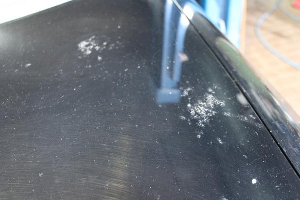 Foto: MOTORHAUBE eines Opel Corsa 16V