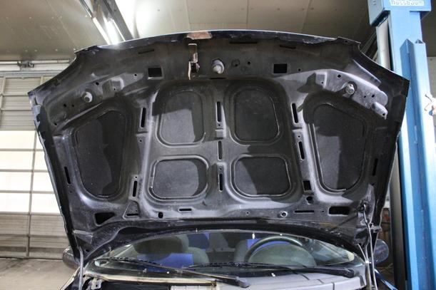 Foto: MOTORHAUBE eines Opel Corsa 16V