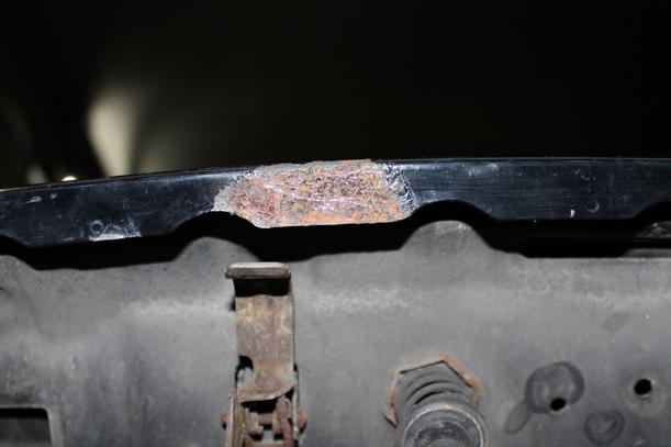 Foto: MOTORHAUBE eines Opel Corsa 16V