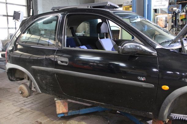 Foto: TÜR VORN RECHTS (2/3-Türer) eines Opel Corsa 16V