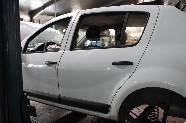 Foto: TÜR HINTEN LINKS eines Dacia Sandero 1.2 16V